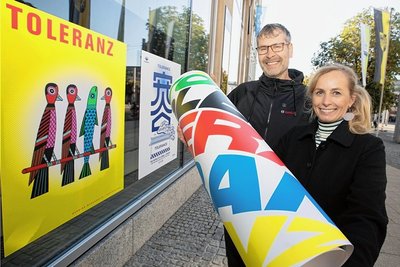 Mit einem Kunst-Plakatprojekt am Landratsamt wollen Stadt und Landkreis ein Zeichen für Toleranz setzen. 