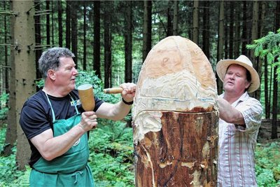 Ronald Oelmann und Arndt Roscher von den Schnitzern aus Ehrenfriedersdorf bei der Gestaltung des Wikingergottes Odin.