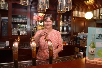 Das Bier-Zapfen hat Sabine Eiber von der Pike auf gelernt. Sie hat in der Gastronomie gelernt und arbeitete jahrelang in einem Landgasthof bei Hof.