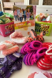Die Beraterinnen in Schönheide freuen sich, wenn ein Kind geboren wird und verschenken selbst gestrickte Babyschühchen.