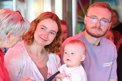 Hatten ihre erste Verabredung auf der Kät und haben mit ihrer etwa einjährige Isla ein echtes Kät-Baby: Laura und Aaron.