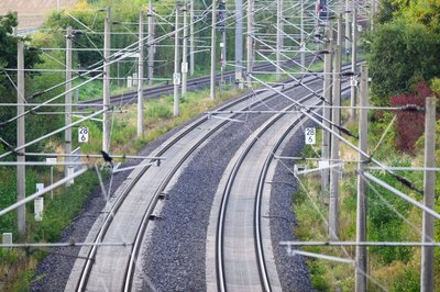 Wegen einer Oberleitungsstörung kommt es zu Verspätungen und Ausfällen im Zugverkehr. (Symbolbild)