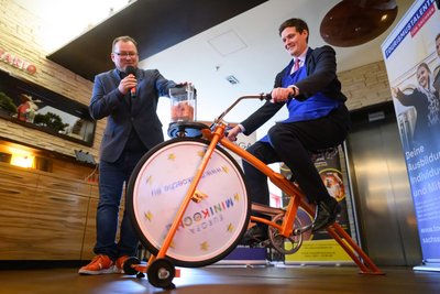Sachsens Kultusminister Conrad Clemens (CDU) bei einem Pressetermin auf einem sogenannten Smoothie-Bike.