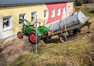 Ein Traktor mit einem Anhänger voll Gülle hatte sich selbstständig gemacht und landete in einem Kita-Fenster in Eichigt.