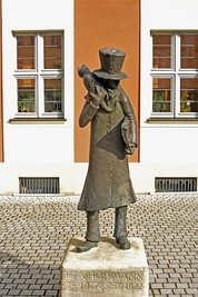 Eine E.T.A.-Hoffmann-Statue auf dem Theaterplatz in Bamberg in Oberfranken. E.T.A Hoffmann kam 1808 nach Bamberg, um als Musikdirektor am hiesigen Theater - dem heutigen E.T.A.-Hoffmann-Theater - zu arbeiten.
