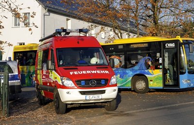 Die Bewohner des Wohnheims wurden nach der Evakuierung vorläufig in einem Bus der CVAG untergebracht.