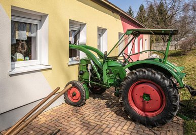 Der Traktorfahrer wurde schwer verletzt.