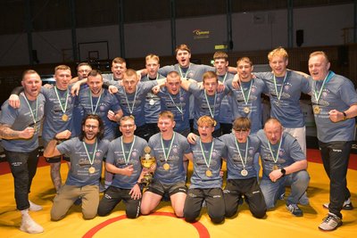 Die Landesligaringer des FC Erzgebirge Aue sind das fünfte Mal in Folge Meister geworden.