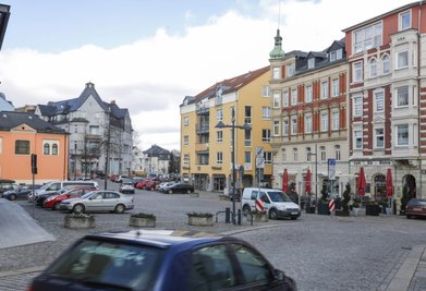 Auf dem Johannisplatz in Limbach-Oberfrohna soll bald viel weniger Autoverkehr herrschen. 