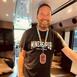 David Matzig in Amsterdam mit seinem Backstage-Pass für die Band Kiss. 