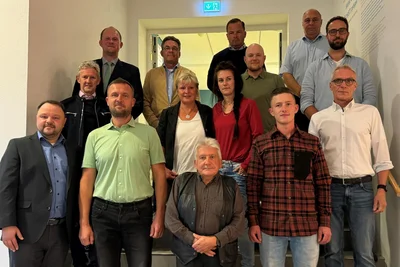Der neue Oberwiesenthaler Stadtrat von links nach rechts: Sebastian Mayerhoefer, Jens Weißflog, Bürgermeister Jens Benedict, Andreas Raupach, Jens Ellinger, Heike Fudel, Uwe Graf, Stefanie Friedel, Erik Schulze, Christopher Gahler, Martin Franke, Toralf Kirsten, Frank Becher und Torsten Kürbis. Auf dem Foto fehlt Nadja Rauscher.