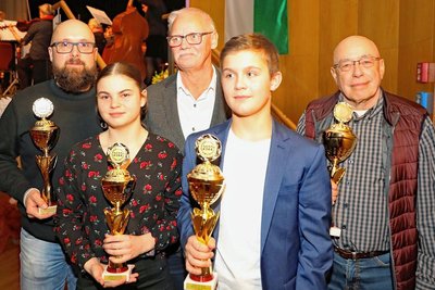 Daniel Euler, Kimberly Seifert, Klaus-Dieter Wagner, Finn Gärtner und Peter Schmidt (von links) wurden als beste Sportler beziehungsweise Übungsleiter und Trainer geehrt.Fotos: Thomas Michel (3)