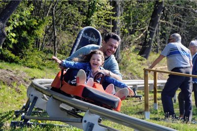 Direkt am Waldesrand befindet sich eine Attraktion, die schon jetzt viele Besucher ins Gelenauer Erlebnisland lockt: die Alpine-Coaster-Bahn. Foto: Andreas Bauer