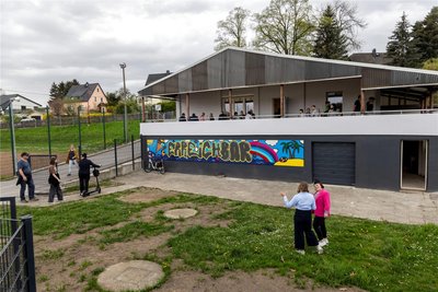 Die „Erreichbar“ in der früheren Schwimmbadgaststätte punktet neben inneren Werten auch mit einer überdachten Terrasse. Das Bad selbst wurde schon vor Jahren abgerissen.