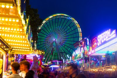 Eine Kät ohne Riesenrad? Undenkbar. Auch so manche Liebesgeschichte hat genau dort ihren Anfang genommen.