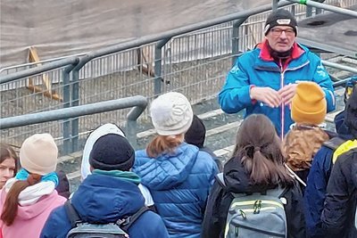 Wolfgang Schedewy mit Siebtklässlern aus Markkleeberg, die zum Winterlager in Klingenthal sind, bei der Führung in der Vogtland-Arena.
