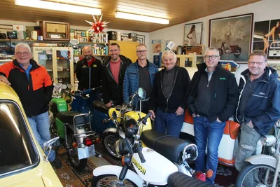 Beliebter Treffpunkt für die Jawa-Freunde ist die Garage von Mario Zoglauer (rechts) in Ellefeld.