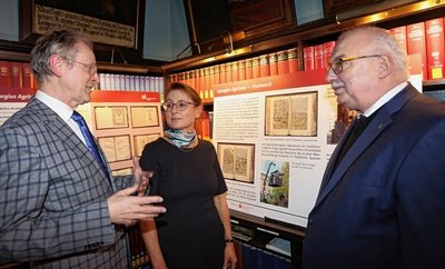 Der Chef der Ratsschulbibliothek Lutz Mahnke, die Vorsitzende des Vereins "Freunde der Ratsschulbibliothek", Heike Angermann, und der Reinsdorfer Bürgermeister Steffen Ludwig (von links) vor der Ausstellung zu Agricola und seinem Buch "Vom Bergwerk XII Bücher". 