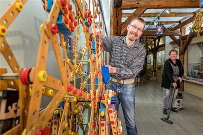Museumsleiter Lasse Eggers und Mitarbeiterin Marlies Mehlhorn haben mit Reinigungsarbeiten begonnen.