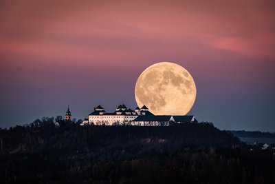 Marcel Richter aus Wolkenstein hat am Mittwoch Schloss Augustusburg mit dem Supermond spektakulär in Szene gesetzt.