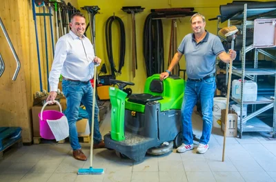 Die beiden Brüder Björn und Carsten Böhm können am Donnerstag den 35. Geburtstag ihrer Gebäudereinigung feiern. 