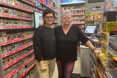 Sylvia Hesse (links) und Iris Schauer im Tabakgeschäft im Simmel-Center Aue.