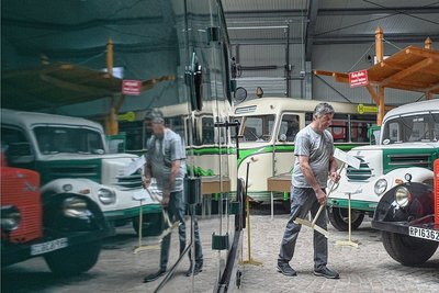 Dieter Vogel, Vizechef des Vereins Historisches Nutzfahrzeugmuseum in Hartmannsdorf, macht die aktuelle Ausstellung mit rund 50 historischen Fahrzeugen winterfest. Denn ab 1. November schließt der Verein das Museum.