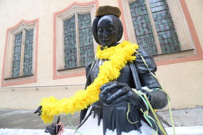Mit ihren neuen Accessoires scheint Kurfürstin Anna am Freiberger Museum ganz zufrieden.
