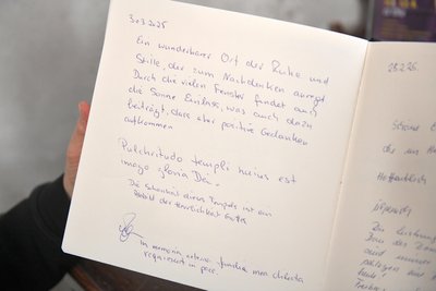 Dom St. Marien zu Freiberg: Blick ins Gästebuch.