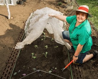 Gestatten: Katrin Keiner, 46 Jahre alt. Sie begleitet ab diesem Monat die "Freie Presse"-Leser durch das Gartenjahr. Dabei besucht sie auch Kleingärten in der Chemnitzer Region. Die Köchin weiß nicht nur Gartenprodukte schmackhaft zu verarbeiten, sondern sie bewirtschaftet seit 2009 selbst einen Garten. Inzwischen ist sie Fachberaterin und Vorsitzende der Arbeitsgruppe Fachberatung beim Stadtverband "Dresdner Gartenfreunde". In ihrem Garten zeigt sie die ersten Gemüsepflänzchen, die vor Spätfrösten noch geschützt werden müssen.