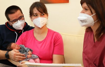 Schwester Kristin von der Neugeborenenstation der Werdauer Pleißental-klinik berät Maria und Andy Dünger aus Steinpleis, die am Sonntag Eltern einer kleinen Letty geworden sind.