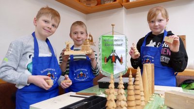 Arno, Julien und Leonie (von links) gehören zu den jüngsten Schnitzern im Borstendorfer Verein. Das Trio hat über das Ganztagsangebot an der Leubsdorfer Grundschule sein Interesse für dieses Hobby entdeckt.