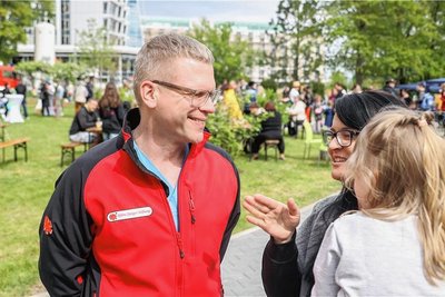 Martin Tietz, Oberarzt auf der Neugeborenenstation, hat beim Frühchentreffen Nicole Gerhardt und ihre Tochter Theresa wiedergetroffen. Die heute Vierjährige war 2019 zu früh geboren worden. 