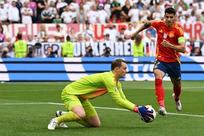 Manuel Neuer strahlte Sicherheit aus. Er hielt, was er halten konnte. Und das war so ziemlich jeder Ball - egal ob dem Abschluss der Spanier eine Abseitsposition vorausging oder nicht. Dann kamen Leipzigs Dani Olmo und Mikel Merino, gegen deren Abschlüsse er chancenlos war. Note: 2,0.
