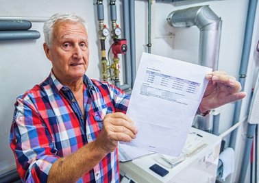 Hermann Rosenkranz zeigt im Heizungskeller seines Wohnhauses die horrende Abschlagsforderung. Ab Oktober sollte er monatlich mehr als 1100 Euro für Gas bezahlen. 