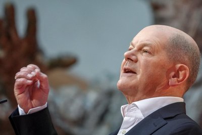 Vor der Büste von Willy Brandt versucht Bundeskanzler Olaf Scholz, die SPD-Delegierten von sich zu überzeugen.