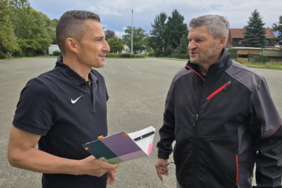 Robby Safferthal (l.), der als Hauptamtsleiter tätig ist, spricht mit Kollege Jens Gläser.