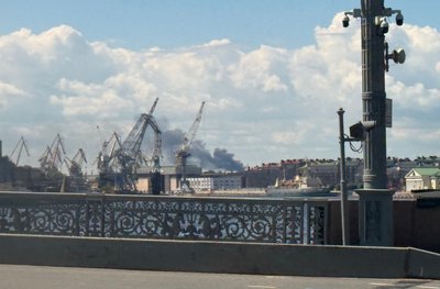 Schwarzer Rauch steigt im Hafengebiet von St. Petersburg auf. (Archivbild)