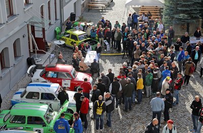 Besucher strömen herbei. 