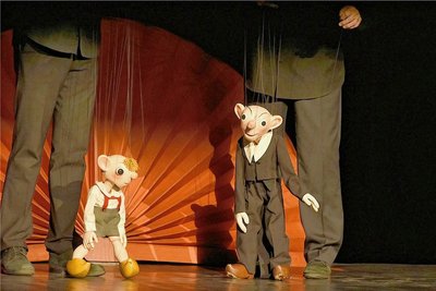 Die Kultfiguren Spejbl (rechts) und Hurvínek waren am Sonntag im König-Albert-Theater Bad Elster zu erleben.