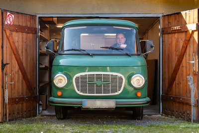 Conrad Weigert hat in seiner Garage einen Barkas untergestellt.