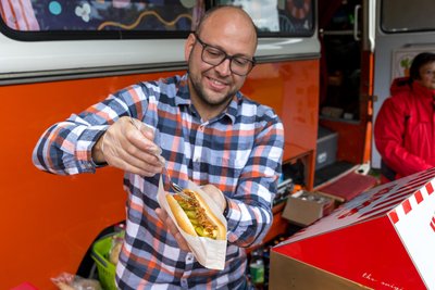 Sebastian Höbler, Vereinsmitglied seit 2018, bereitete Hot-Dogs für die Kinobesucher zu.