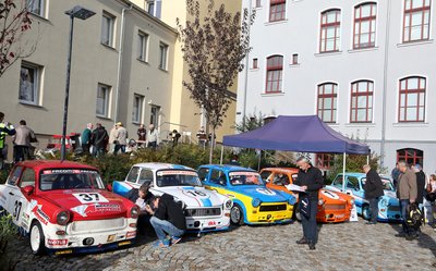 Im Museumshof stehen die Rennpappen.