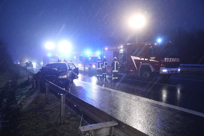 Bei Schneeregen und Nebel hat am Mittwochmorgen ein Audifahrer auf der A 4 die Kontrolle über seinen Wagen verlohren.