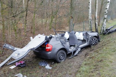 Die Feuerwehr musste das Auto zerlegen, um den Fahrer zu befreien.