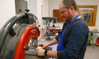 Nach dem Umzug in die alte Borstendorfer Schule wurden dort mehrere Räume renoviert. So ist jetzt genügend Platz für alle Maschinen, die der stellvertretende Vorsitzende Matthias Aurich und seine Kollegen regelmäßig nutzen.