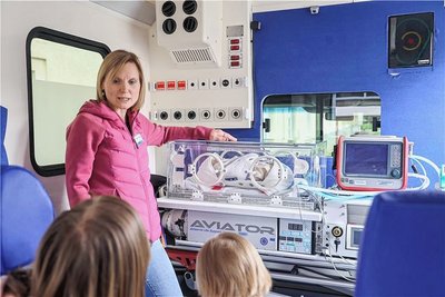 Katrin Höpner, Gruppenleiterin auf der Intensivstation der Kinderklinik, erklärt Besuchern des Frühchentreffens den Baby-Notarztwagen, der mit einem Brutkasten ausgestattet ist. 
