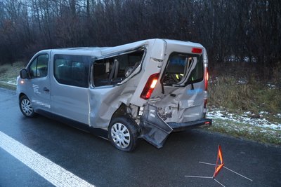 Der Wagen rammte einen Kleinbus und einen Laster.