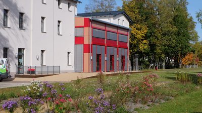 Das Bahnhofsgebäude ist zentraler Bestandteil der grünen Mitte von Lugau.