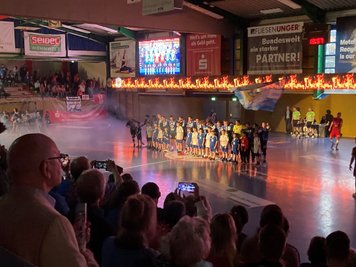 Etwa 1700 Zuschauer verfolgen die Partie in der Lößnitzer Erzgebirgshalle.
